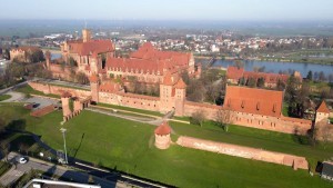 Malbork. Muzeum Zamkowe wyjaśnia skąd biały nalot na średniowiecznych murach.