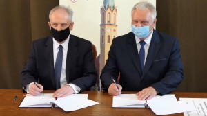 Nowy Staw. Uroczyste podpisanie umowy na dofinansowanie remontu drogi we wsi Lubstowo.
