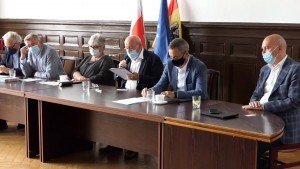 Malbork. Przyszłość Pomorza ? konferencja prasowa posłów i senatorów KO.
