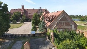 Malbork. 15 milionów złotych na obudowę przedzamcza Zamku Krzyżackiego. Zobacz wideo z lotu ptaka.