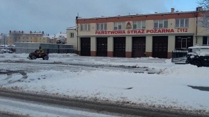 Malbork. Strażacy odśnieżali plac przed komendą.