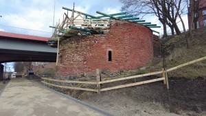 Malbork. Baszta nad Nogatem będzie z tymczasowym zadaszeniem. Rozpoczęły się prace zabezpieczające. [wideo, zdjęcia]