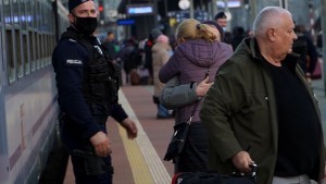 Nowy Dwór Gdański. Policjanci pomagają uchodźcom z Ukrainy przyjeżdżającym do województwa pomorskiego.