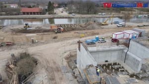 Powstaje most obrotowy w Nowakowie. II etapu drogi wodnej łączącej Zalew Wiślany z Zatoką Gdańską relacja lotnicza z 11 kwietnia 2022