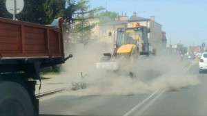 Malbork. Sprzątali ulicę, aż się kurzyło ? czy tak powinno to wyglądać?