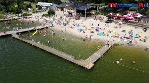 Plaża nad jeziorem Sztumskim z lotu ptaka. 