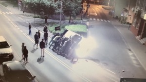Nowy Dwór Gdański. Dachowanie w centrum miasta. Nagranie z monitoringu miejskiego.