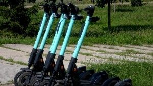 Malbork. Ponad 100 hulajnóg elektrycznych do jazdy po mieście.