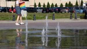 Malbork. Miejska fontanna pod czujnym okiem króla Kazimierza Jagiellończyka.