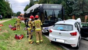 Malbork. Kilka osób rannych po czołówce osobówki z autobusem elektrycznym.