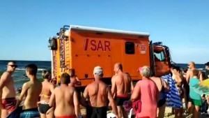 Stegna. Tragedia na plaży ? nie żyje mężczyzna. Parawany utrudniły dojazd służbom ratunkowym.
