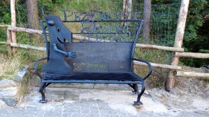 Stegna. Przyjaciele Radiowej Jedynki ? nowa ławeczka na Bulwarze.