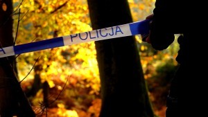 Nowy Dwór Gdański. Policjanci ostrzegają ? nie wszystko, co znajdziesz w lesie jest bezpieczne!