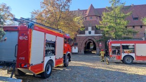 Malbork. Pożar na Zamku Wysokim, ewakuacja turystów i dzieł sztuki ? ćwiczenia służb ratowniczych. Zobacz wideo i zdjecia 20.10.2022