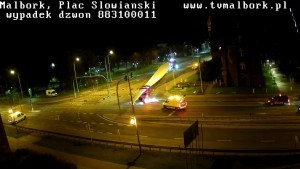 Malbork. Nocny Transport elementów do farmy wiatrowej w Cierpiętach. Zobacz wideo.