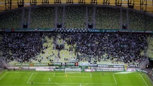 Policjanci z Pomorza zatrzymali kilkudziesięciu stadionowych chuliganów, którzy zniszczyli piłkarskie święto i popełnili przestępstwa. Zobacz wideo