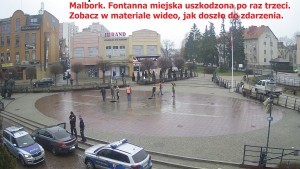 Malbork. Fontanna miejska uszkodzona po raz trzeci. Zobacz w materiale wideo, jak doszło do zdarzenia.