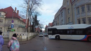 Malbork. Problem z parkowaniem na ul. 17 Marca. Dochodzi do uszkodzeń samochodów ? alarmują mieszkańcy.