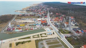 Krynica Morska 2023. Rozbudowa pirsu pasażerskiego w morskim porcie rybackim. Zobacz lotniczy postęp prac kwiecień 2023 w 4K