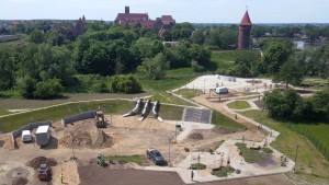 Malbork. Zobacz, jakie atrakcje zamontowano na terenie Centralnego Placu Zabaw. Wideo z drona - 31.05.2023