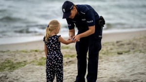 Nie pozwól mi się zgubić ? jak nie dopuścić do zaginięcia dziecka na plaży. Zobacz  wideo.
