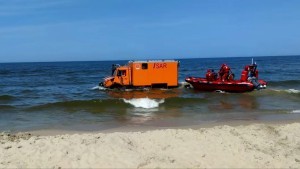 Krynica Morska. 13-latek tonął przy niestrzeżonej plaży ? LPR przetransportowało dziecko do szpitala.