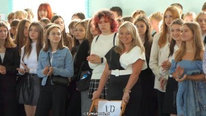 Malbork. Prawie 720 uczniów rozpoczyna naukę w II LO ? inauguracja nowego roku szkolnego 2023/2024.  Wideo i zdjęcia