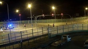 Malbork. Wsiadł za kierownicę bez uprawnień i uderzył w sygnalizator świetlny. 19-latek otrzymał 5 tys. zł mandatu i punkty karne. Wideo