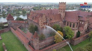 Malbork. Ewakuacja, pożar i działania ratownicze na zamku ? ćwiczenia służb ratowniczych. Zobacz wideo z drona