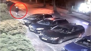 Nowy Dwór Gdański. Rzucił kamieniem w Komendę Policji i wybił szybę w drzwiach ? nastoletni wandal w rękach funkcjonariuszy. 