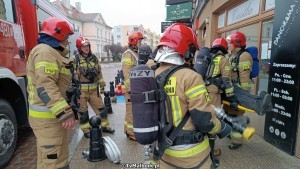 Malbork. Pożar i podejrzenie zagrożenia terrorystycznego w centrum handlowym ? wspólne ćwiczenia strażaków i policjantów. Wideo i zdjęcia