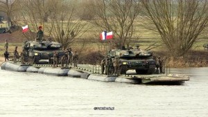 Ćwiczenia Dragon 24 - Żołnierze przeprawiają się przez Wisłę. NATO ćwiczy scenariusze na wypadek wojny.