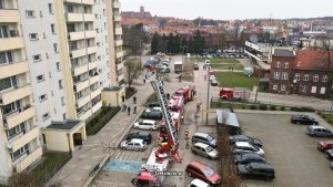 Malbork. Pożar na 10. piętrze i ewakuacja poszkodowanego z budynku przy ul. Jagiellońskiej ? ćwiczenia strażaków. Wideo i zdjęcia 
