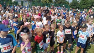 Dzieciaki Biegają ? ogromne zainteresowanie sportowym wydarzeniem dla dzieci w Starym Polu. Wideo i zdjęcia