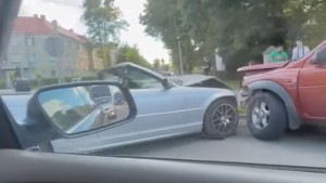 Malbork. Zderzenie osobówek na ul. Sikorskiego ? sprawca ukarany wysokim mandatem karnym.