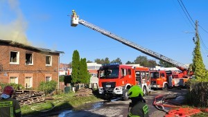 Nocny pożar budynku w Malborku ? jedna osoba nie żyje. Policja zatrzymała dwie osoby w tej sprawie. Zobacz wideo i zdjęcia od widzów 19.09.2024