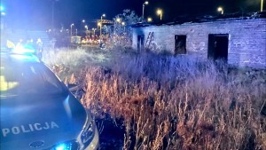 Malbork. Pożar pustostanu przy ul. Dworcowej ? policjanci uratowali mężczyznę. 