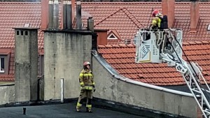 Pożar sadzy w kominie ? interwencja strażaków na ul. Sienkiewicza w Malborku. Wideo i zdjęcia