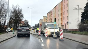 Trwają naprawy gwarancyjne ulicy Sikorskiego w Malborku ? chwilowe utrudnienia w ruchu. Wideo