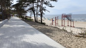 Stegna. Trwa przebudowa zejść na plażę wraz z budową promenady, elementów małej infrastruktury i oświetlenia. Wideo i zdjęcia - zobacz postęp prac maj 2025
