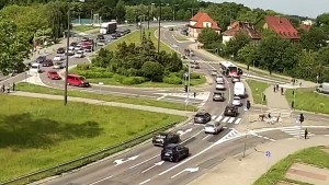 Kolizja w Malborku ? osobówka uderzyła w miejski autobus. Wideo