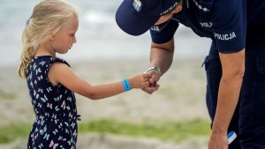 Nie pozwól mi się zgubić ? wakacyjna akcja policji ostrzega przed zaginięciami dzieci na plaży.