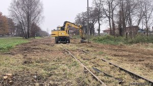 Prace porządkowe na linii 256: stacja w Nowym Stawie odzyskuje torowisko. Zobacz wideo i zdjęcia
