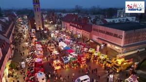 Świąteczny Konwój i Bieg św. Mikołaja znów przyciągnęły tłumy do Nowego Stawu. Wideo i zdjęcia