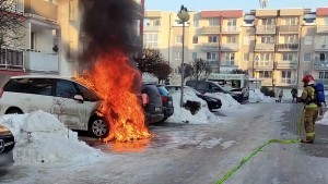 Pożar samochodu na ul. Konopnickiej w Malborku. Wideo i zdjęcia