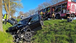 Zderzenie dwóch samochodów na DK22 w Gnojewie. Trzy osoby trafiły do szpitala