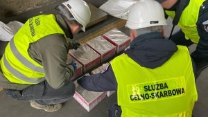 KAS i CBŚP zatrzymały przemyt 1030 kg heroiny ze Zjednoczonych Emiratów Arabskich o wartości blisko 220 mln zł. Zobacz wideo