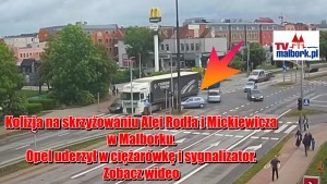 Kolizja na skrzyżowaniu Alei Rodła i Mickiewicza w Malborku. Opel uderzył w ciężarówkę i sygnalizator. Zobacz wideo