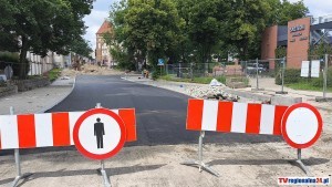 Przebudowa Starego Miasta w Malborku nabiera tempa. Asfalt pojawił się na ważnym skrzyżowaniu. Zobacz wideo i zdjęcia.