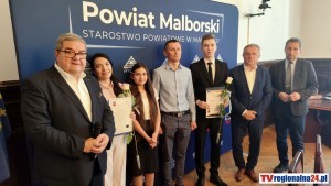 Nagrody Starosty dla najlepszych absolwentów. Powiat Malborski wyróżnił najzdolniejszych uczniów. Wideo i zdjęcia